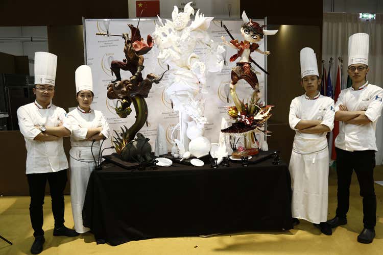 Il team giapponese, primo classificato (Mondiale di pasticceria al GiapponeItalia solo terza dietro alla Cina)