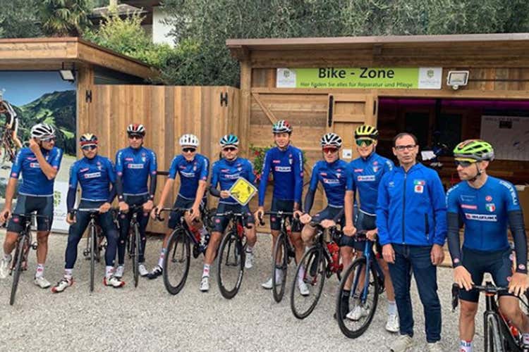 La nazionale italiana con il ct Davide Cassani (Mondiali di ciclismo... in cucina La vittoria si costruisce a tavola)