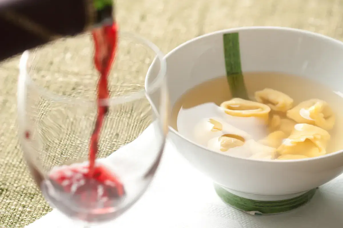 Una nuova moneta celebra le eccellenze enogastronomiche dell'Emilia-Romagna Una nuova moneta omaggia tortellini e lambrusco