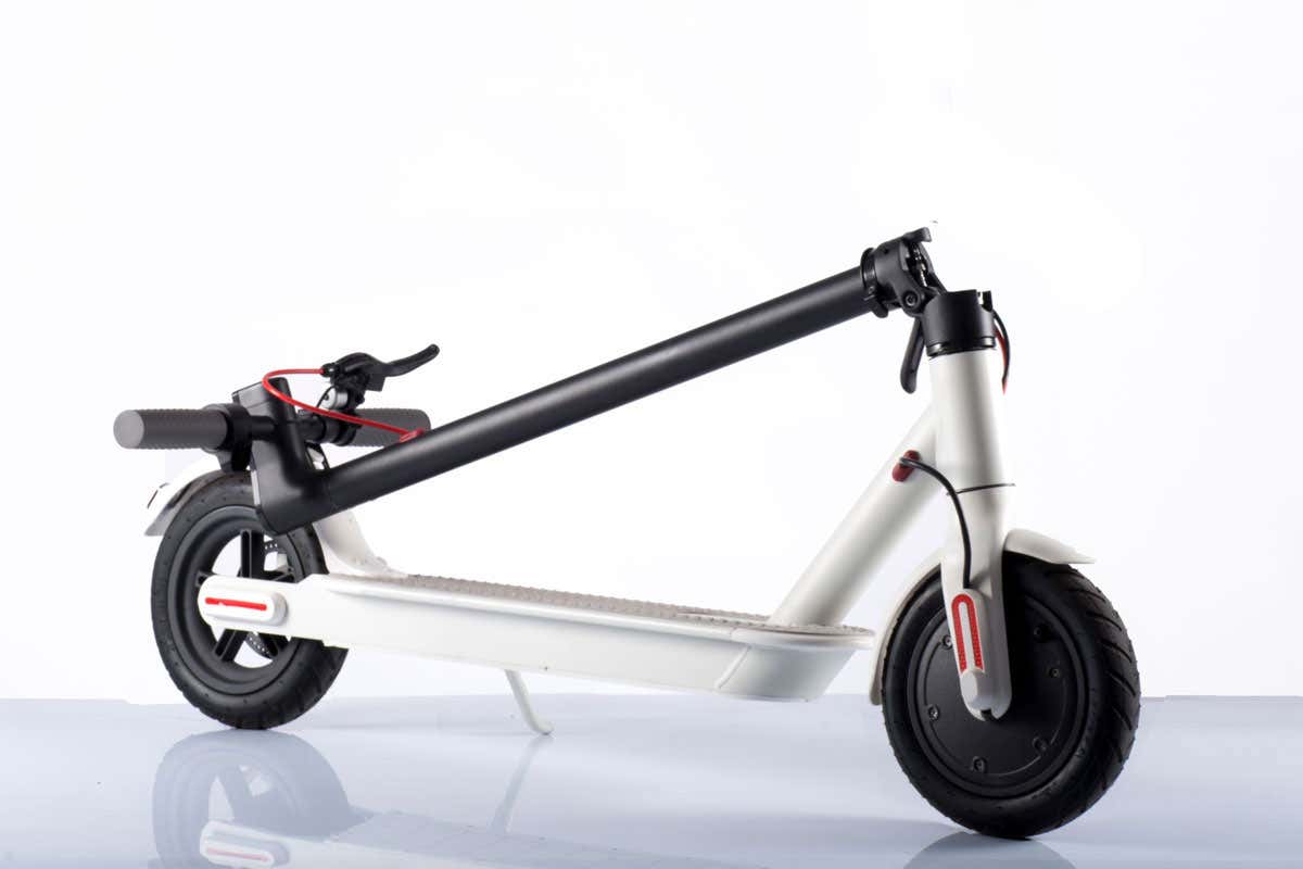 Comodo da portare ovunque Monopattino elettrico, il bello di viaggiare in citt&agrave; da una posizione privilegiata