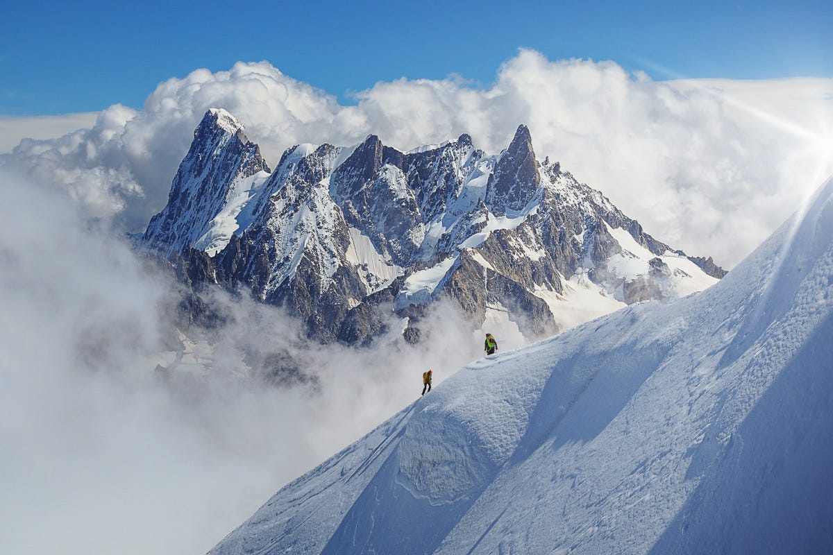 Alpinisti sul Monte Bianco  Per scalare il Monte Bianco servirà una cauzione da 15mila euro. Proposta choc o soluzione?