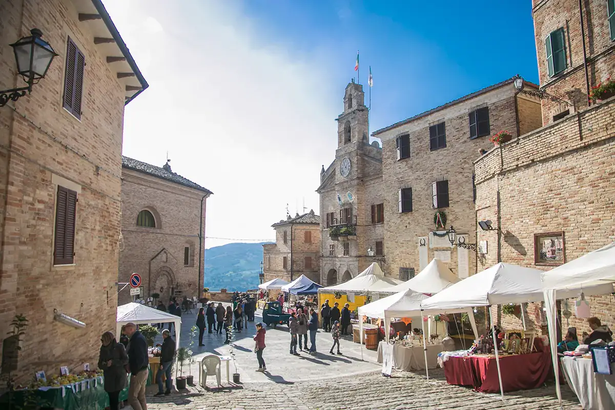 Il borgo ascolano di Montedinove&nbsp; Il Grand Tour delle Marche fa tappa a Montedinove, patria della mela rosa