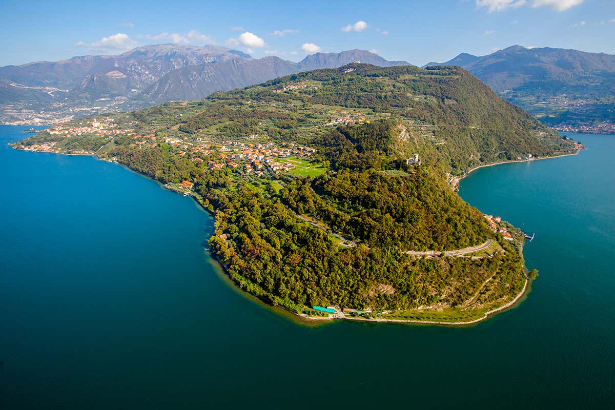 Monte Isola dall'alto -Credits Visit Monte Isola DA FINIRE - MONTE ISOLA