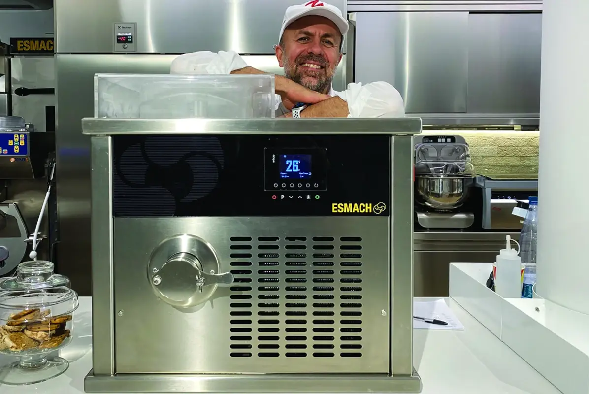Luca Montersino con la macchina Esmach La pasticceria salutistica di Montersino passa dalle tecnologie Esmach