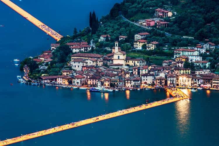 Montisola durante l'installazione The Floating Piers di Christo Da Iseo a Zone: alla scoperta della parte orientale del Lago d’Iseo