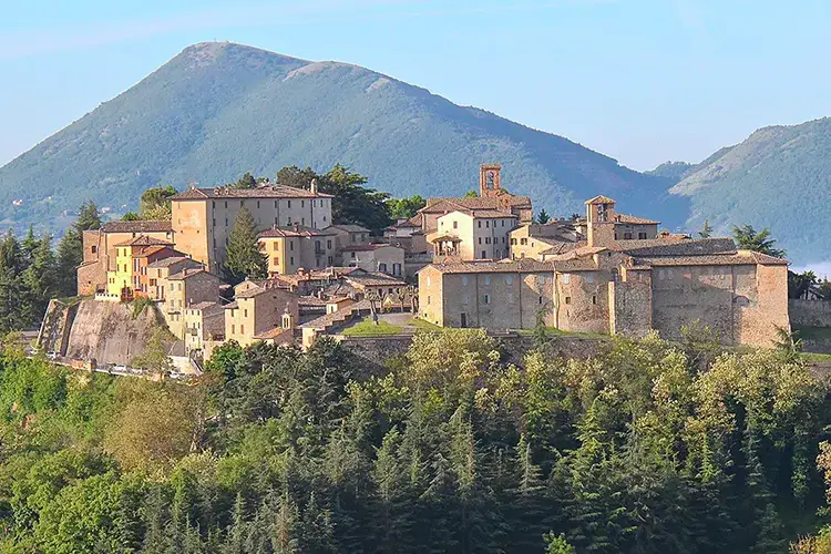 Il borgo di Montone in provincia di Perugia Nel borgo di Montone si celebra il bosco e le sue eccellenze gastronomiche