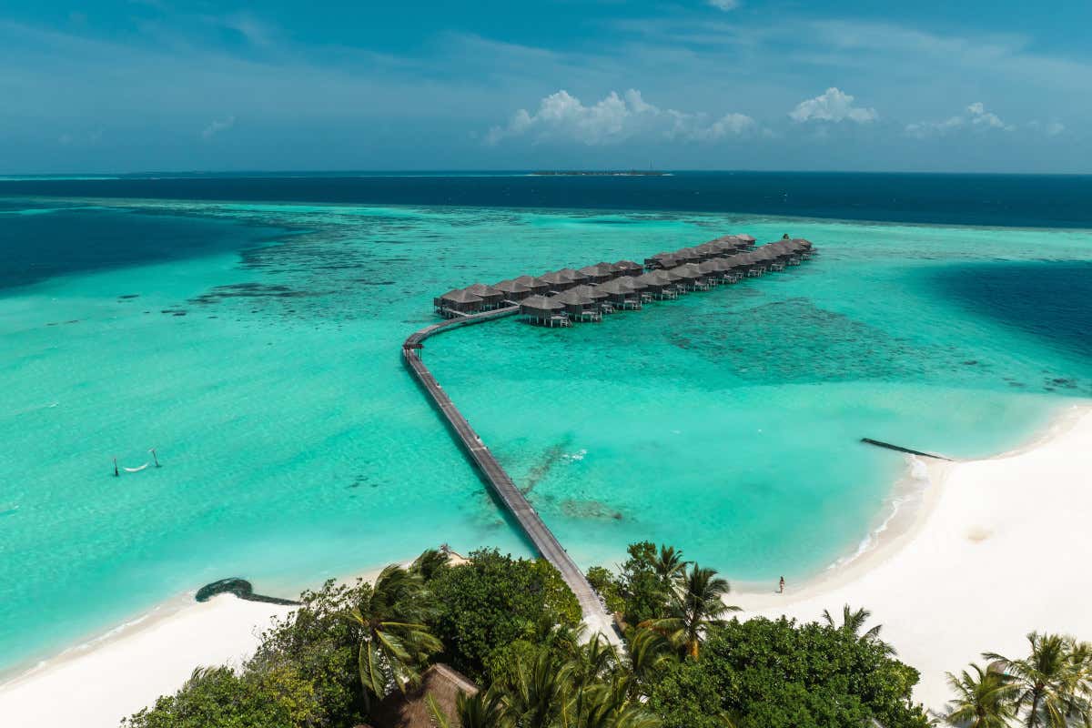 Un’isola a forma di manta: il resort maldiviano che vive in simbiosi con l’oceano Un’isola a forma di manta: il resort maldiviano che vive in simbiosi con l’oceano