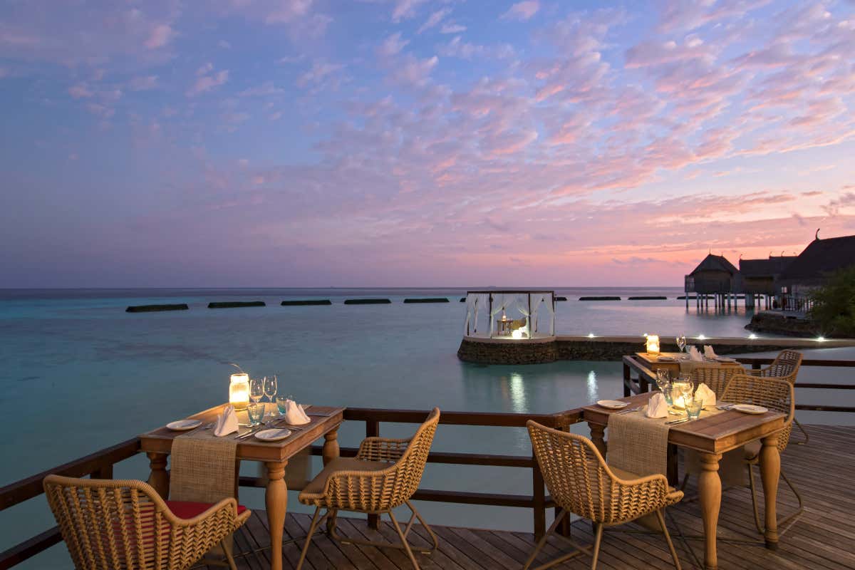 Un’isola a forma di manta: il resort maldiviano che vive in simbiosi con l’oceano Un’isola a forma di manta: il resort maldiviano che vive in simbiosi con l’oceano