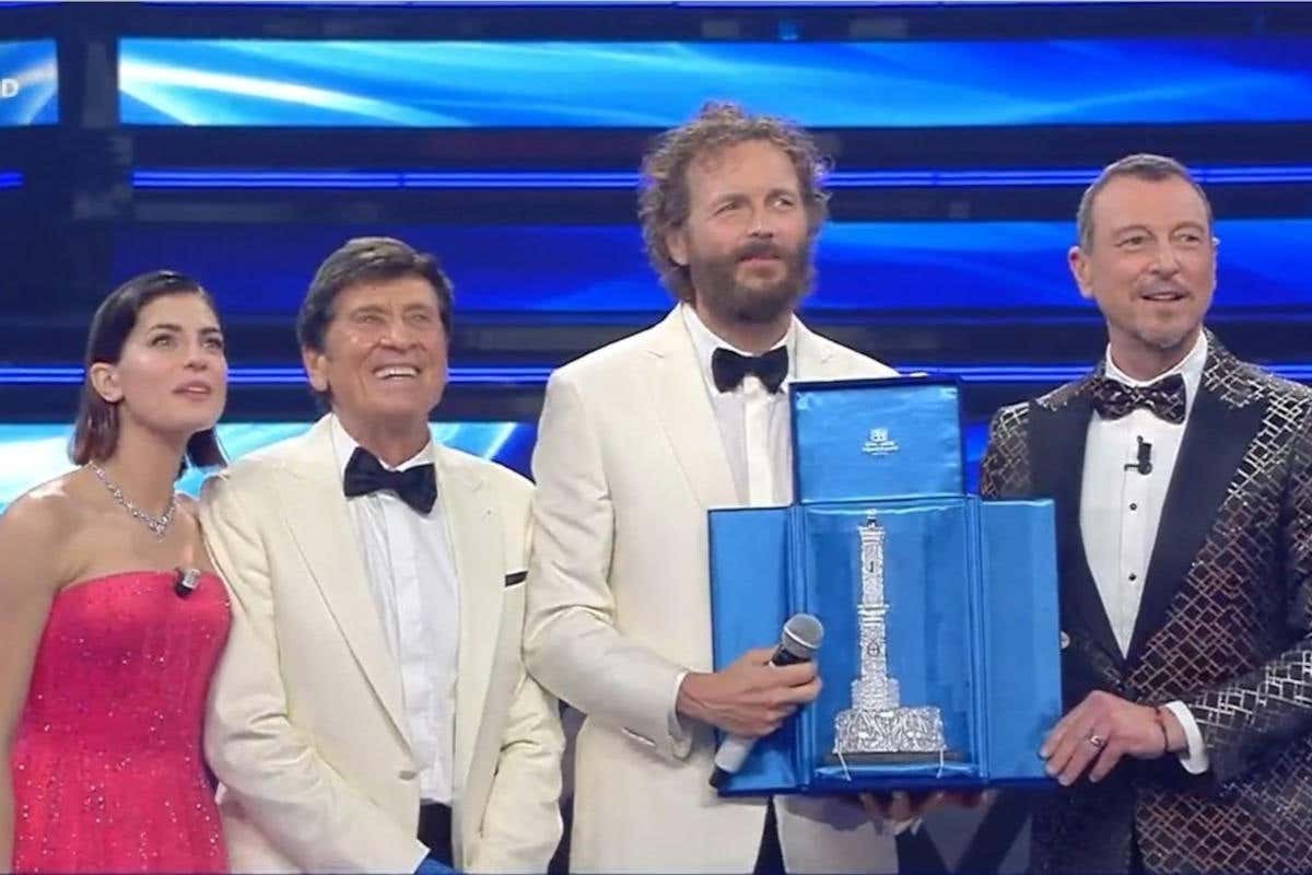 Gianni Morandi e Giovanotti vincono la gara delle Cover Sanremo 2022: le pagelle della quarta serata. Con le Cover vince Morandi con Giovanotti Gianni Morandi e Giovanotti vincono la gara delle Cover Sanremo 2022: le pagelle della quarta serata. Con le Cover vince Morandi con Giovanotti