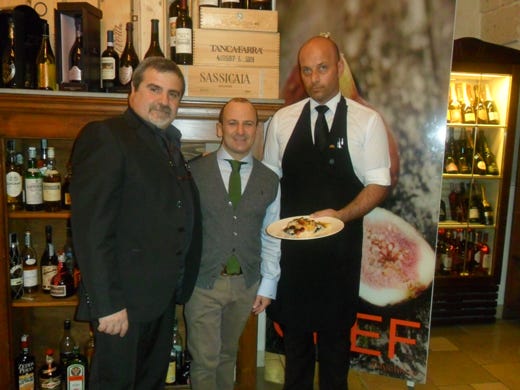 da sinistra: Sandro Romano, Giacomo Bianchi e un cameriere