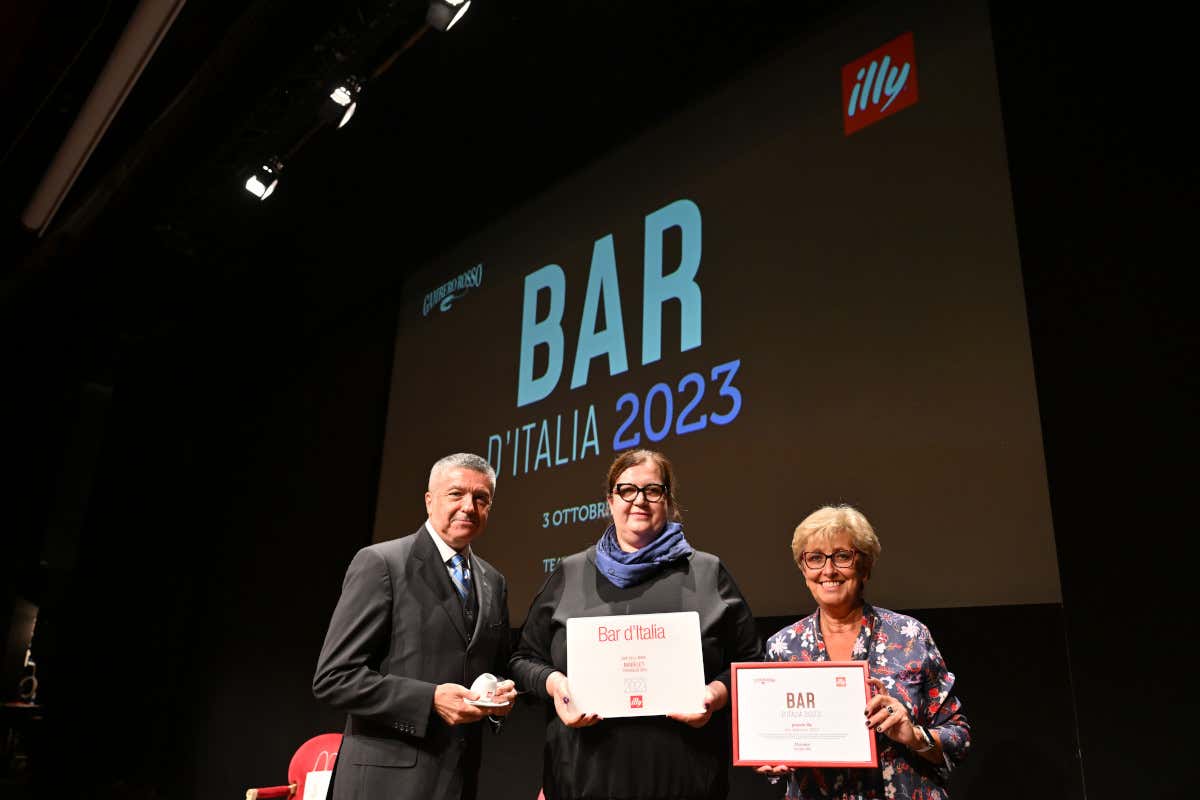 Premio illy Bar dell'anno_ da sx Moreno Faina, Direttore Università del caffè illy; Cristina Colleoni di Marelet; Laura Mantovano, Direttore Editoriale Guide Gambero Rosso È il Marelet di Treviglio il Bar dell'Anno per il Gambero Rosso Premio illy Bar dell'anno_ da sx Moreno Faina, Direttore Università del caffè illy; Cristina Colleoni di Marelet; Laura Mantovano, Direttore Editoriale Guide Gambero Rosso È il Marelet di Treviglio il Bar dell'Anno per il Gambero Rosso