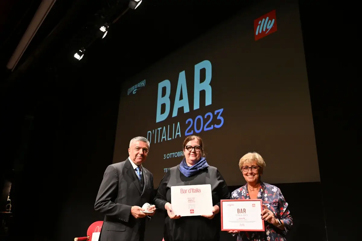 Premio illy Bar dell'anno_ da sx Moreno Faina, Direttore Universit&agrave; del caff&egrave; illy; Cristina Colleoni di Marelet; Laura Mantovano, Direttore Editoriale Guide Gambero Rosso &Egrave; il Marelet di Treviglio il Bar dell'Anno per il Gambero Rosso