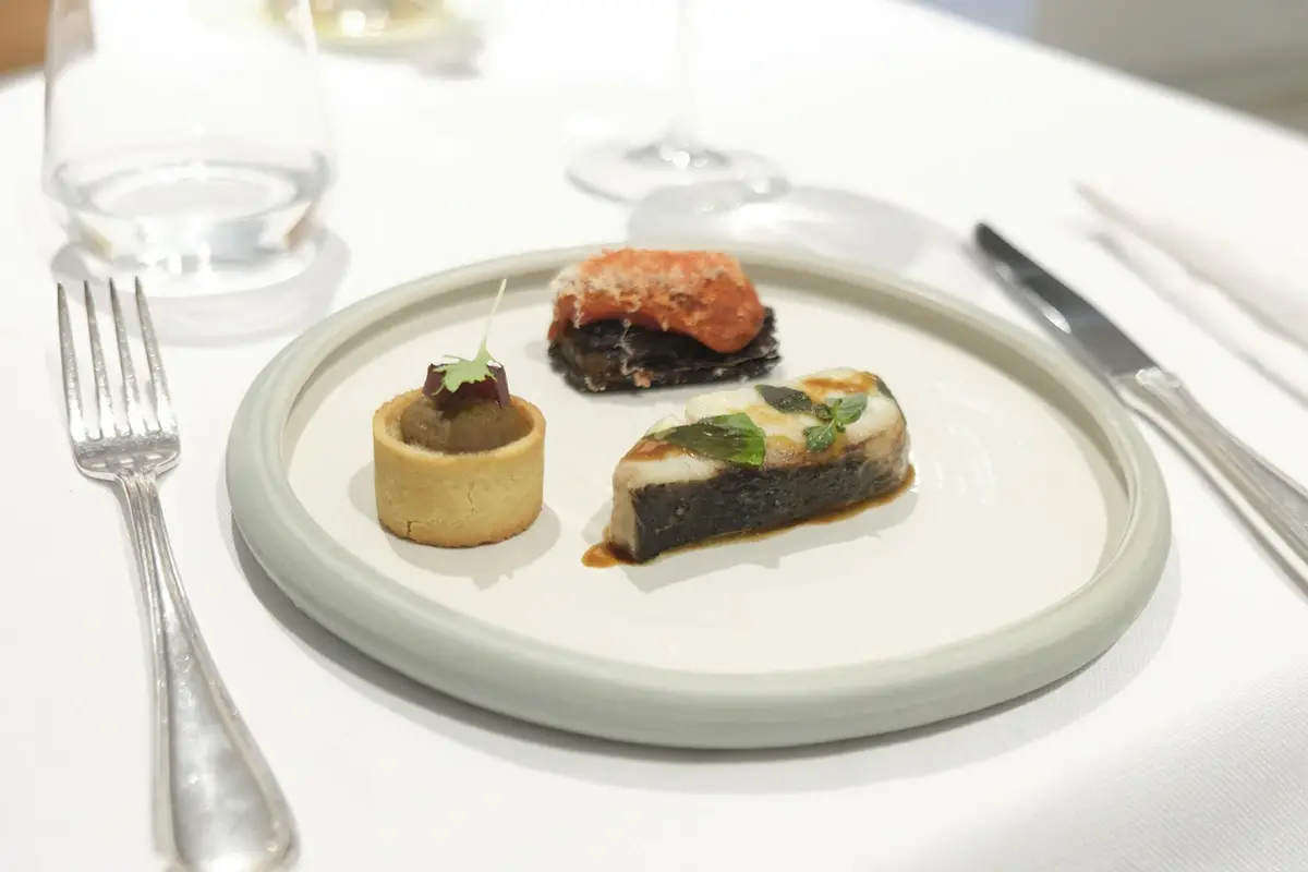 Filetto di pescato e melanzane alla norma Ristorante Il Moro, la Sicilia e il Mediterraneo nel cuore di Monza