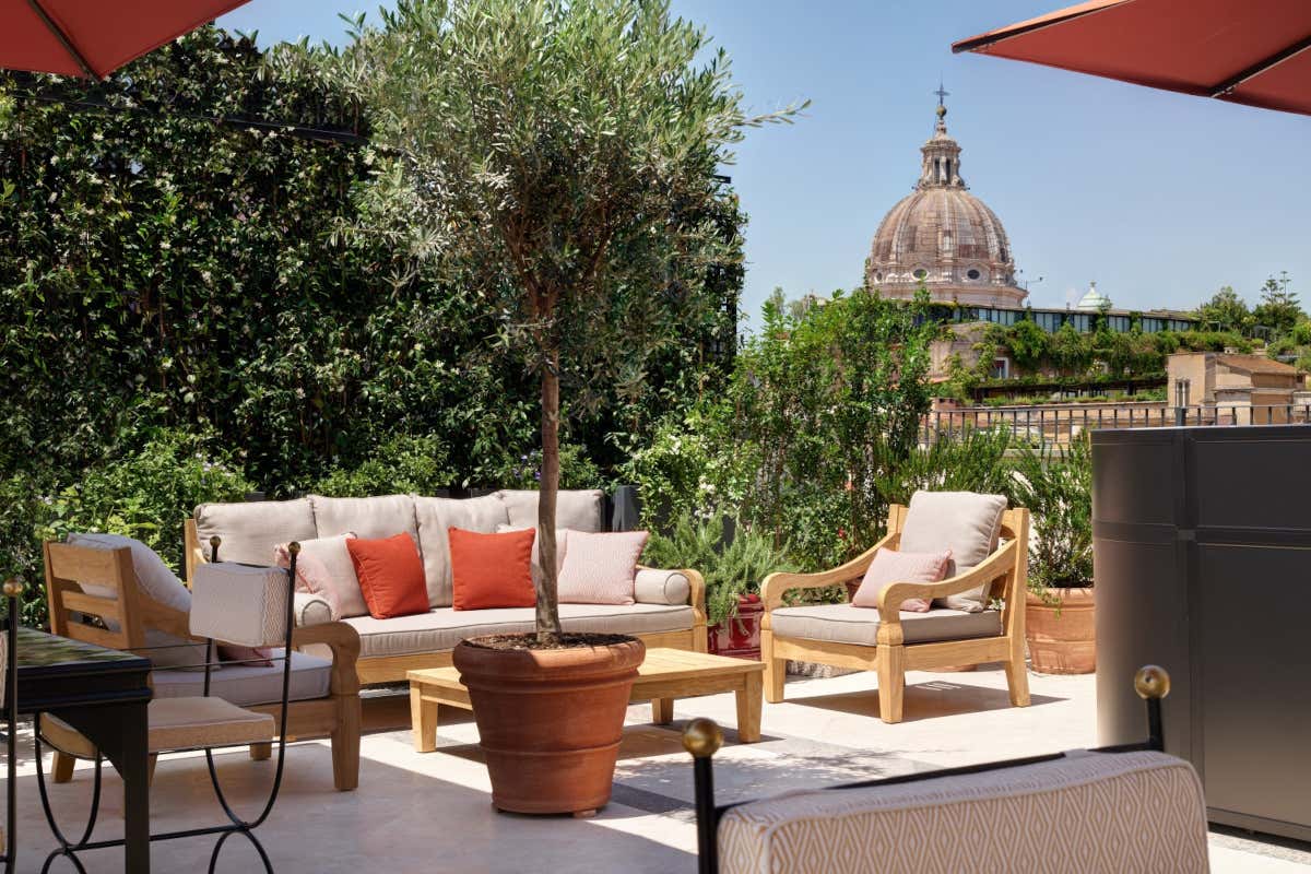 Starhotels celebra il restyling dell’Hotel d’Inghilterra con un volume speciale Starhotels celebra il restyling dell’Hotel d’Inghilterra con un volume speciale