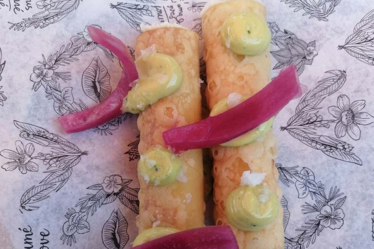 Cannoli con pastasfoglia glassata al miele con sale Maldon e fiori edibili