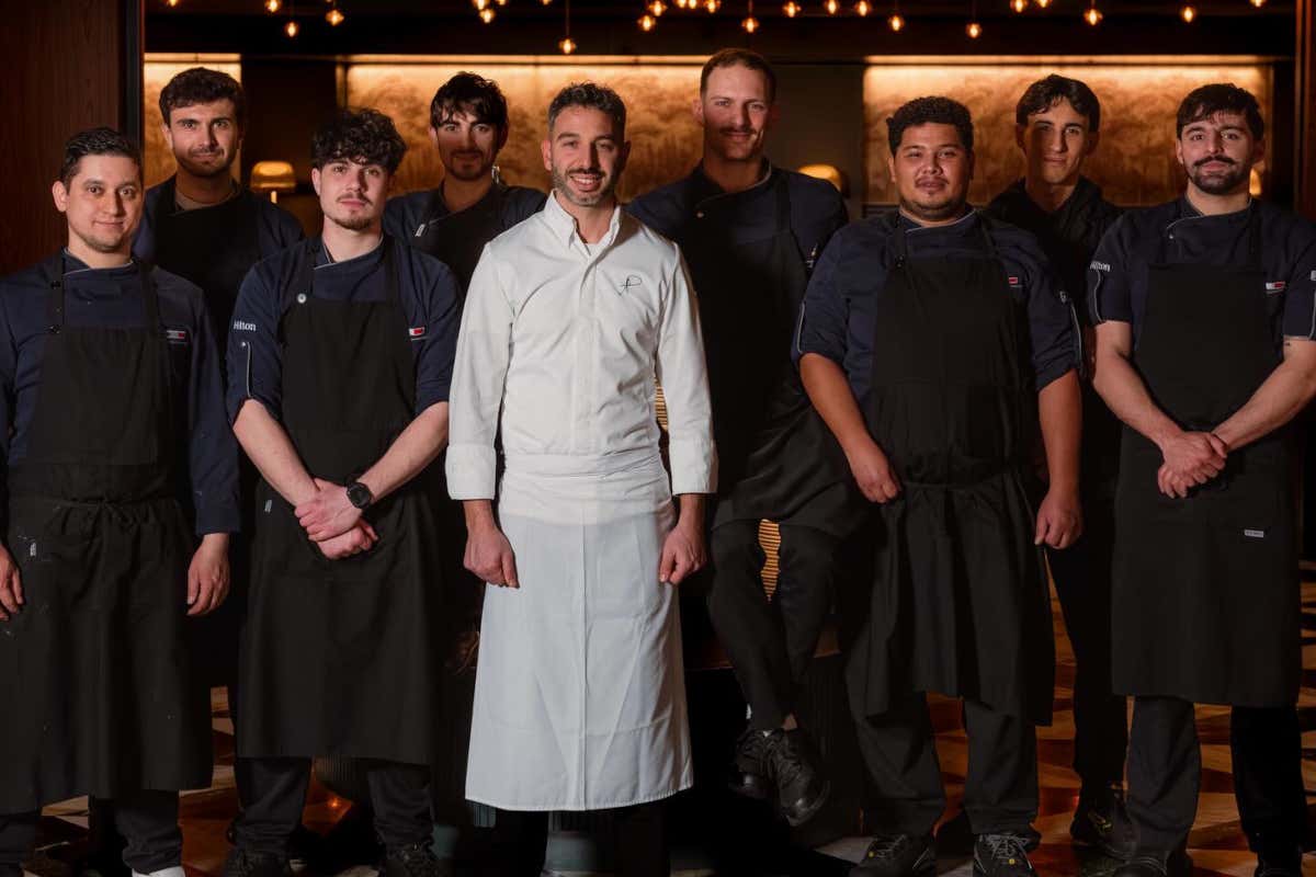 Chef Alessandro Pietropaoli con lo staff di The Green