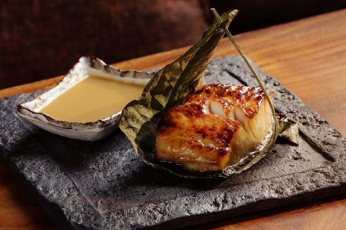 Merluzzo nero marinato avvolto in foglia di hoba