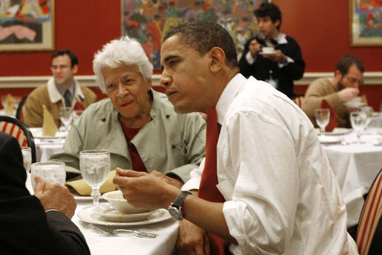 Leah Chase insieme a Barack Obama (&Egrave; morta Leah Chase la cuoca dei presidenti Usa)