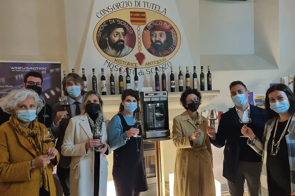 La presentazione del wine dispenser Mia installato nella sede del Consorzio di tutela Moscato di Scanzo Un wine dispenser tecnologico per facilitare la degustazione del Moscato di Scanzo