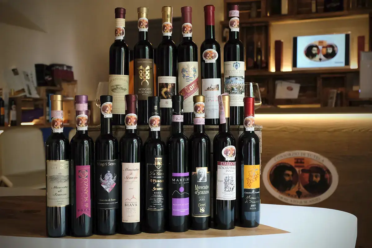 Le bottiglie dei produttori del Consorzio di tutela del Moscato di Scanzo Moscato di Scanzo, il Consorzio pi&ugrave; vicino ai clienti con il wine dispenser di Wineemotion