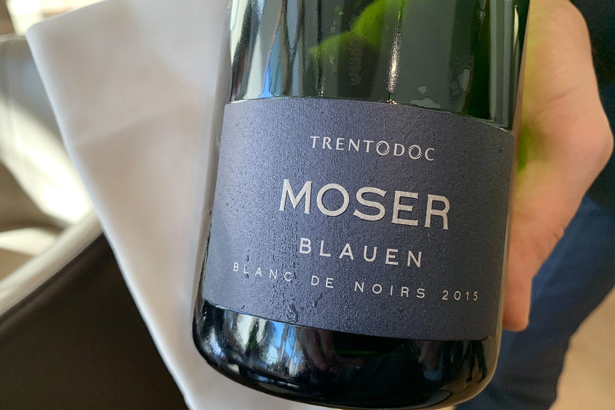 L'etichetta vuole simboleggiare la luce nel buio Moser Trento presenta Blauen Blanc de Noirs Extra Brut 2015