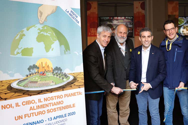 Il taglio del nastro della mostra (Noi, il cibo, il nostro pianetaA Parma una mostra sul clima)