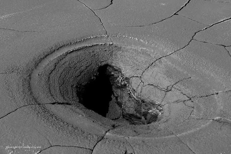 (In mostra la poetica del vulcano Voci, volti, fiumi di lava e vapore) (In mostra la poetica del vulcano Voci, volti, fiumi di lava e vapore)