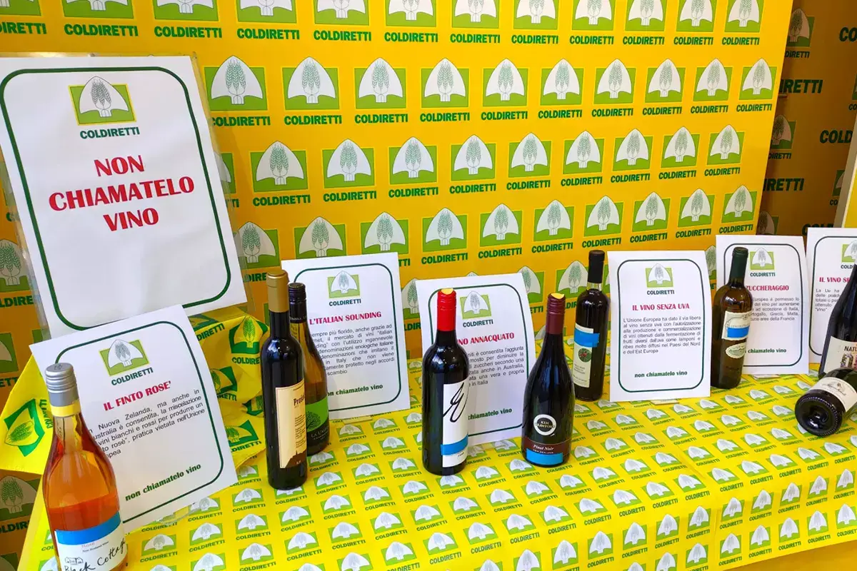 La mostra Non chiamatelo vino organizzata a casa Coldiretti Zuccherato, faidate, senza uva: il florido mercato del falso vino