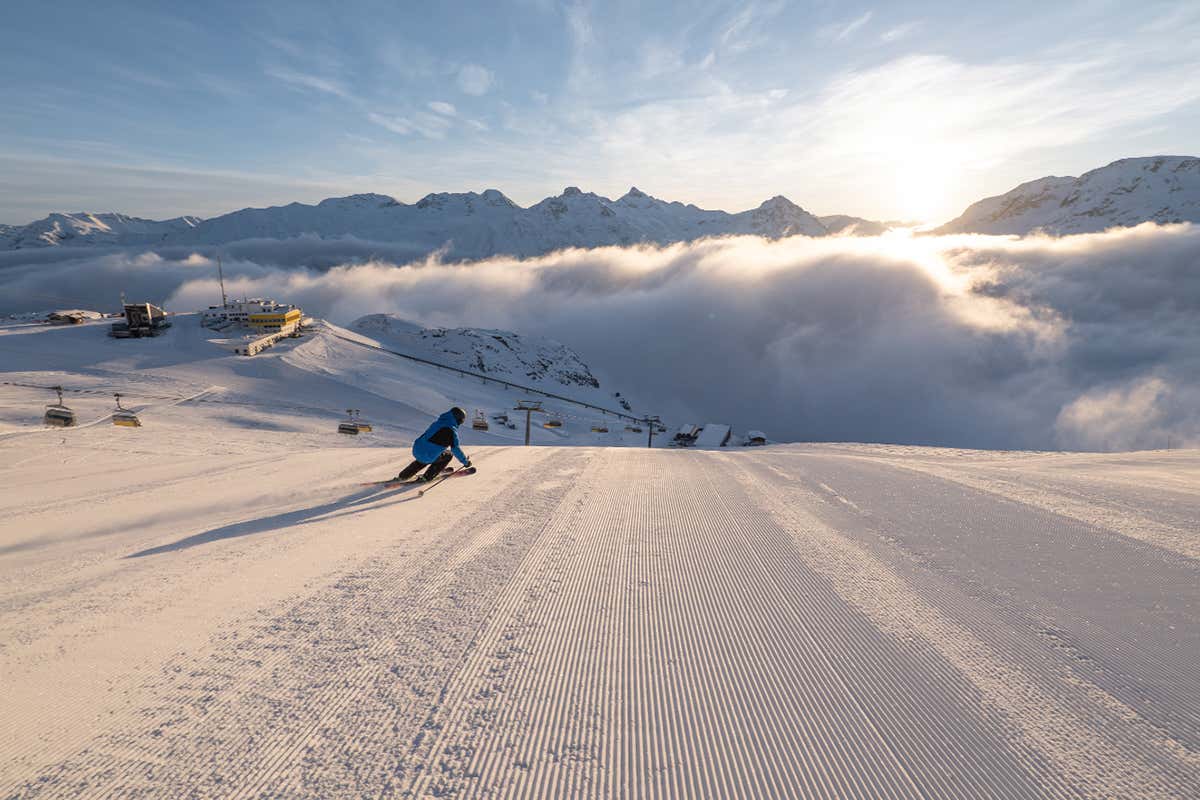 Sciatore sulle piste di Corviglia, Engadin St. Moritz Mountains AG  Foto: Fabian Gattlen Sciare in Engadina? Bello e conveniente
