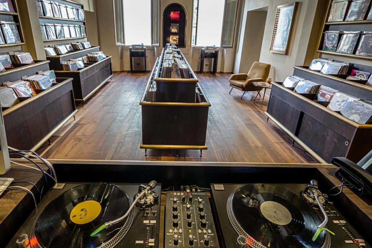 Il Move On di Firenze, un listening bar con annessa consolle per dj e anche uno store di vinili