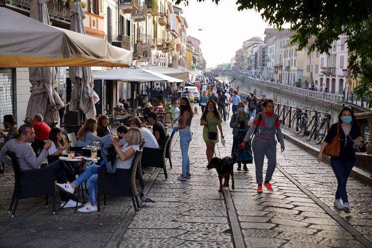 La movida torna sui navigli a Milano - Contagi, la movida alza il rischio Corsa ai ripari con multe e controlli