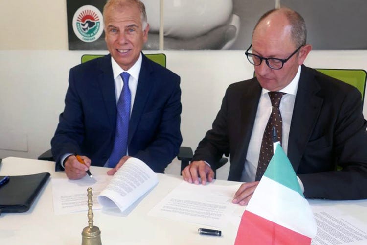 Jamie Castaneda e Domenico Raimondo alla firma dell'accordo (Mozzarella di Bufala Campana Marchio Dop protetto in Usa)