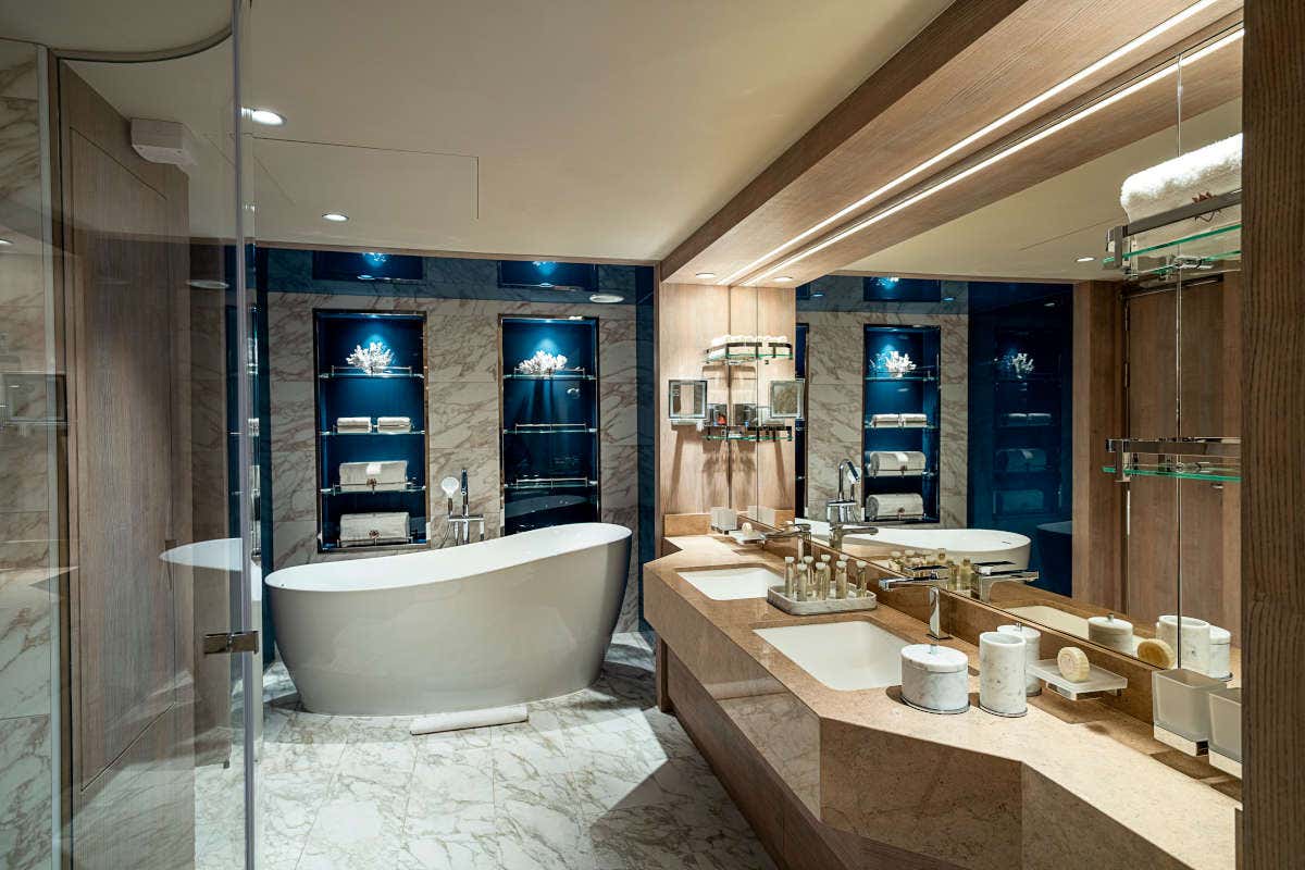 Salpa a bordo della Msc World Europa: lusso, design e benessere in mezzo al mare