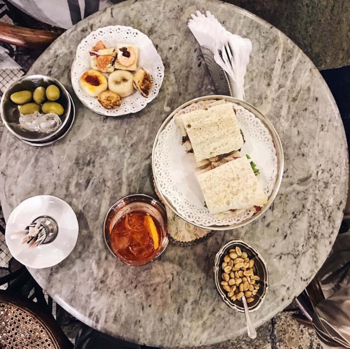 Il tramezzino del Caffè Mulassano, centro dell'aperitivo offerto dallo storico bar torinese