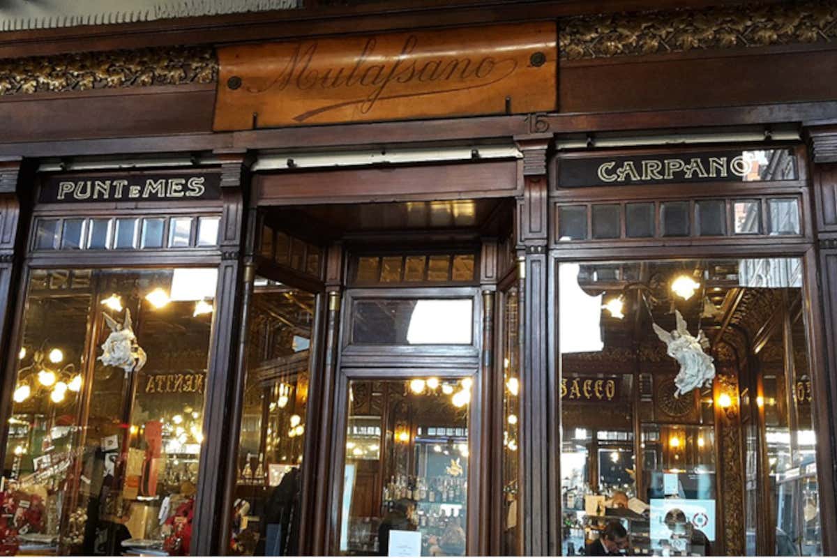 Il Caffè Mulassano, istituzione torinese nella centralissima piazza Castello