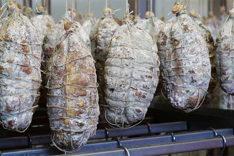 La Muletta, da tagliare a coltello - Pane, salame e vino Il tris vincente del Monferrato