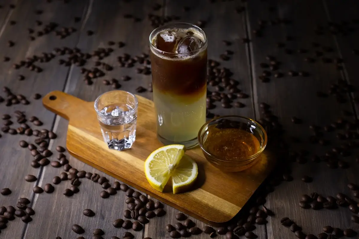 Twisted Bee&rsquo;s Knees &egrave; la ricetta di MUMAC Academy L'espresso d'estate non &egrave; solo caff&egrave; con ghiaccio: ecco le ricette dei professionisti