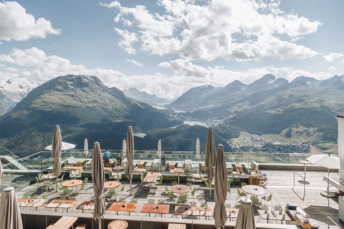 La terrazza del Romantik Hotel  Un’estate ricca di piaceri sulle montagne di St. Moritz