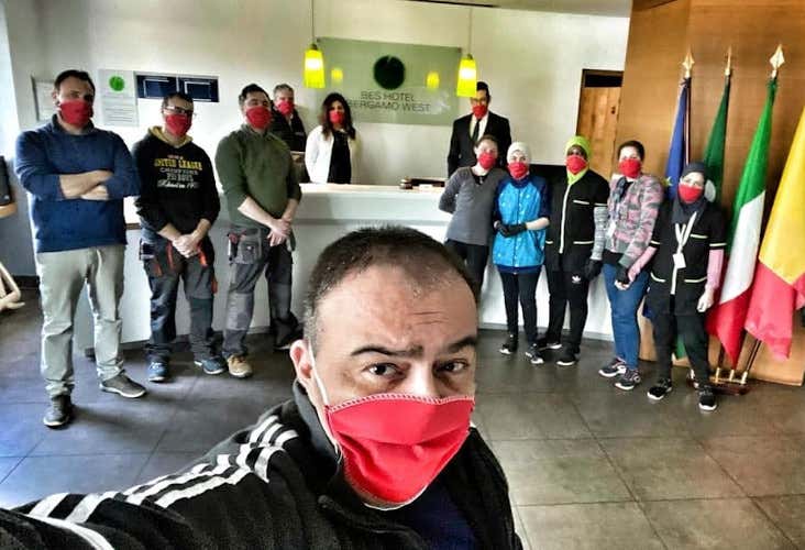 Gianluca Marcucci e il suo staff - Il Covid si combatte anche in hotel&laquo;Ma servono indenizzi pi&ugrave; elevati&raquo;