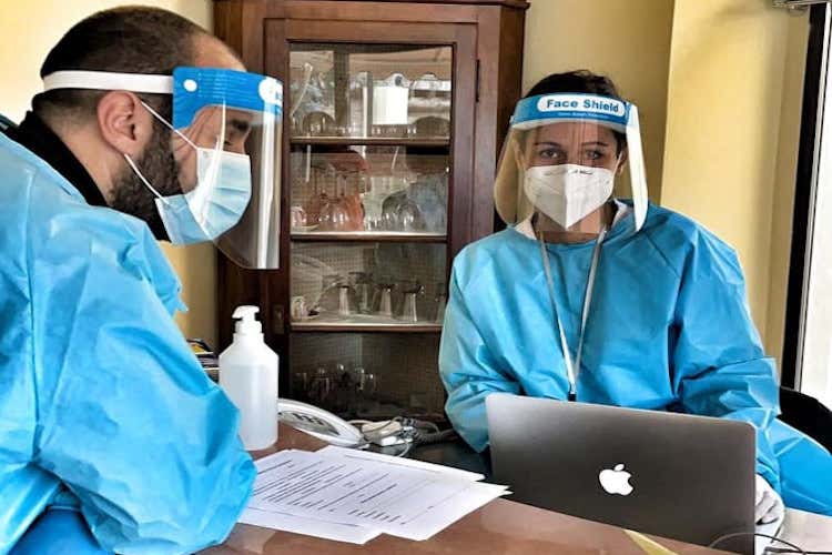 Roberta Cattaneo insieme a un suo collaboratore - Il Covid si combatte anche in hotel&laquo;Ma servono indenizzi pi&ugrave; elevati&raquo;