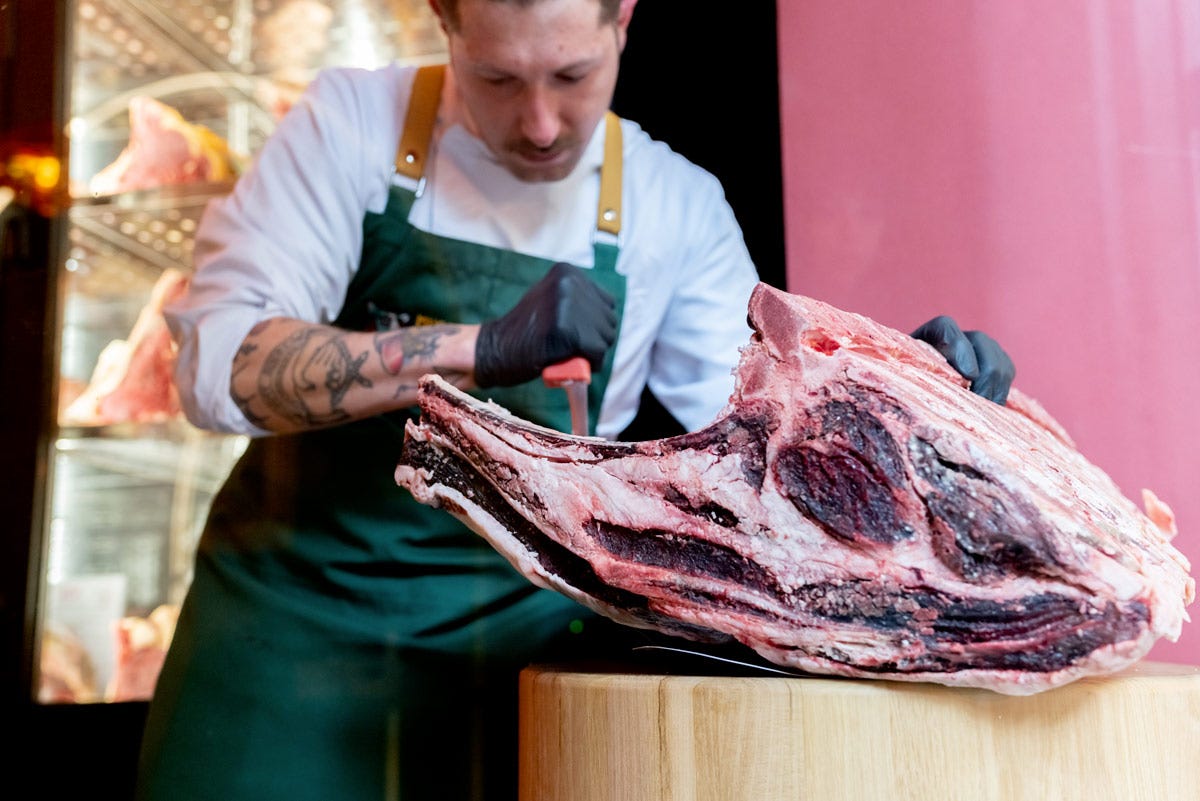 La bistecca, preparata con maestria dagli chef esperti, viene tagliata al momento e cotta alla perfezione A Firenze un nuovo format di ristorante: apre “Il Museo della Bistecca”