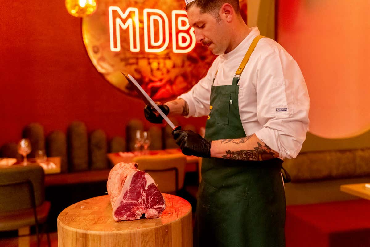 Il menu è principalmente dedicato al piatto più celebre della cucina toscana: la bistecca A Firenze un nuovo format di ristorante: apre “Il Museo della Bistecca”