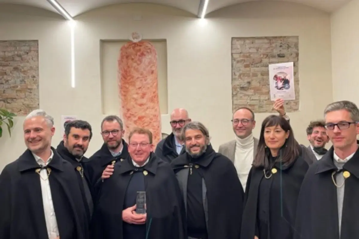 La premiazione del campione del mondo di musetto&nbsp; Maiali allevati con musica e doccia: cos&igrave; si diventa campioni del mondo di musetto