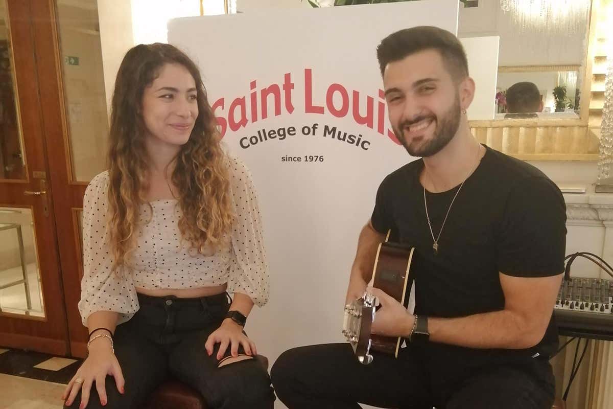 Due giovani musicisti che ravvivano il rito del brunch Due giovani musicisti che ravvivano il rito del brunch