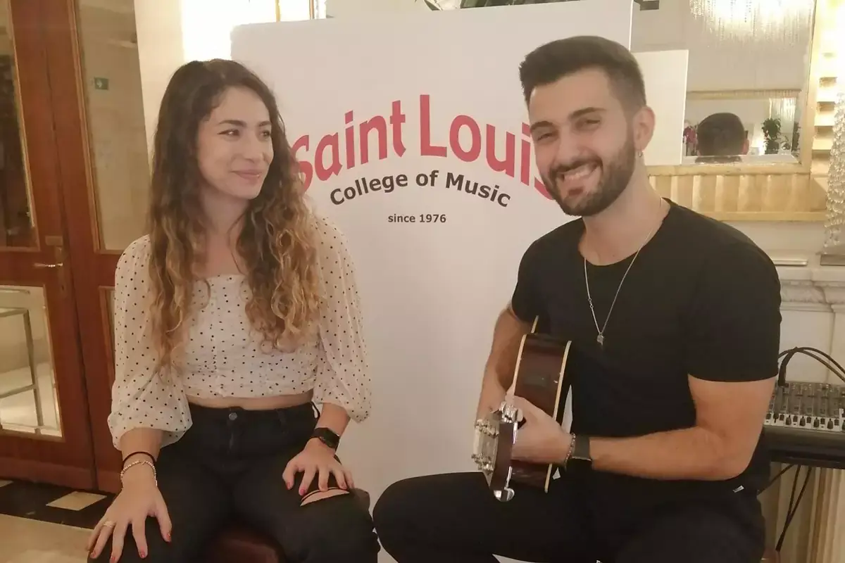Due giovani musicisti che ravvivano il rito del brunch 
