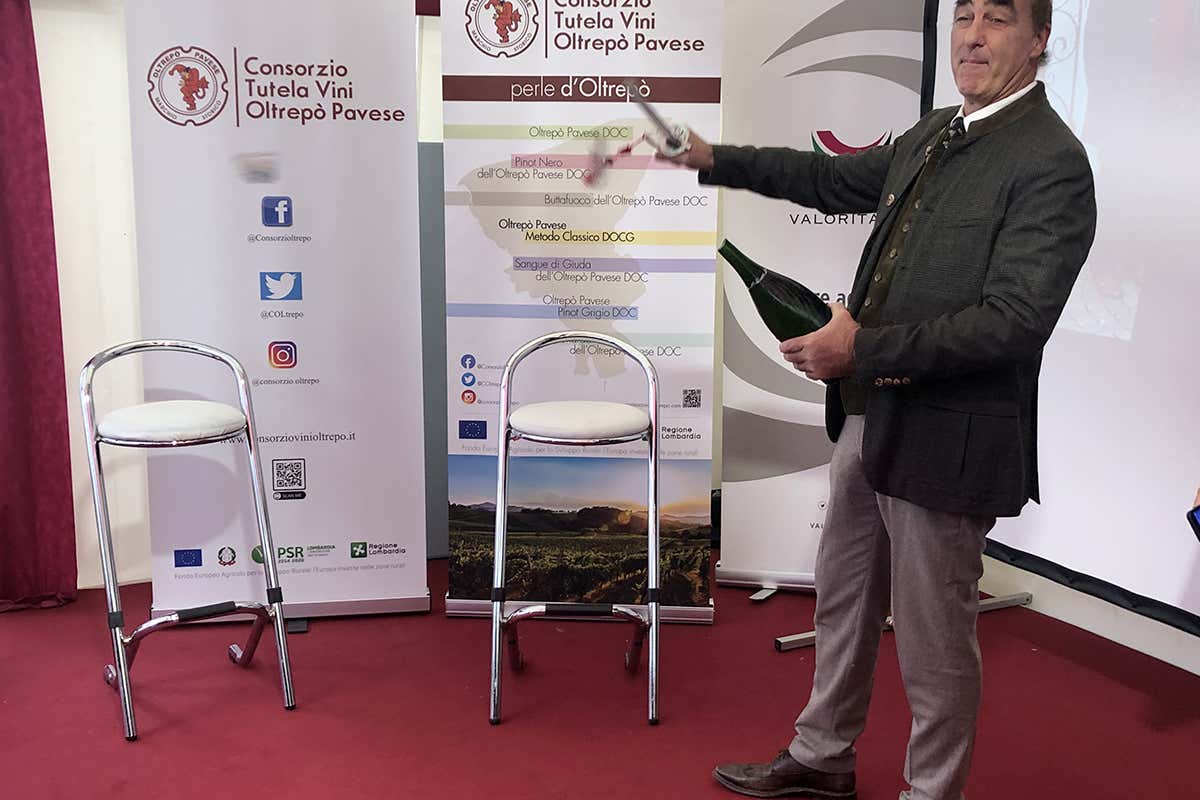 Helmut K&ouml;cher sciabola il Testarossa Merano Wine Festival, il trentennale supera se stesso