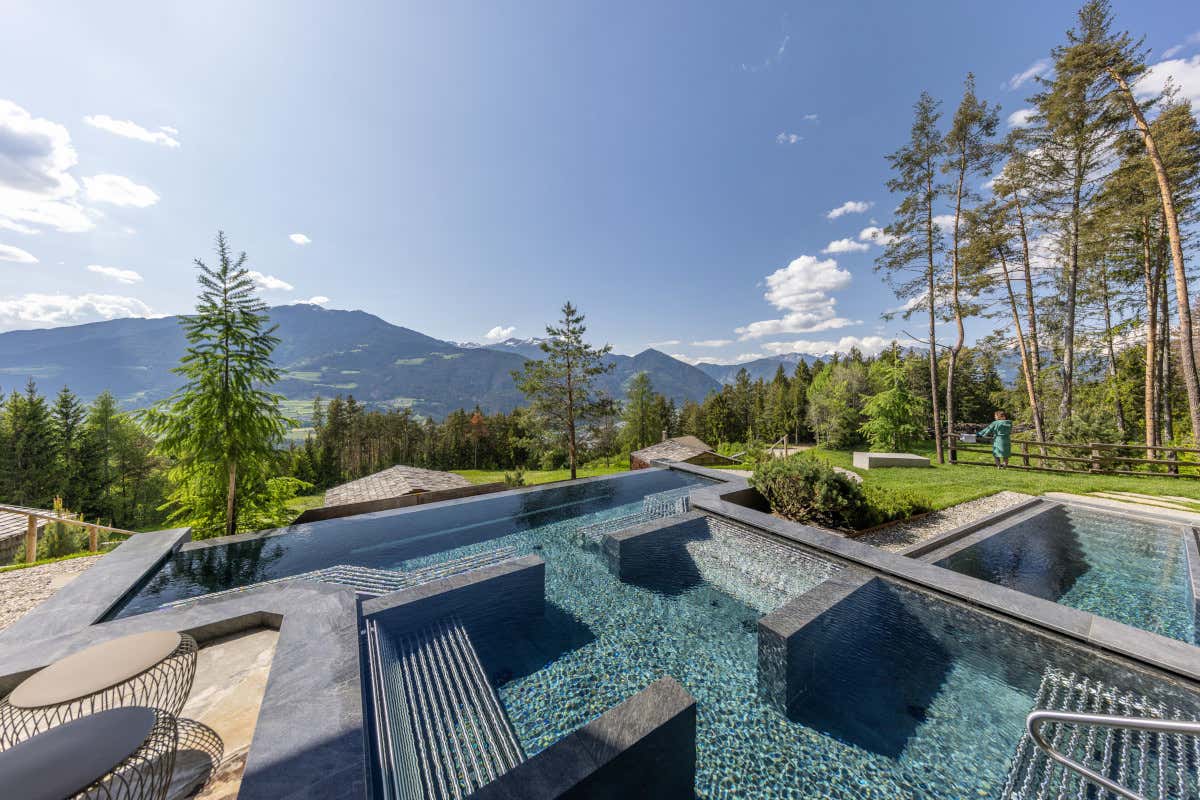 Esplorando l'Italia in bici: nuove mete di lusso tra natura e benessere