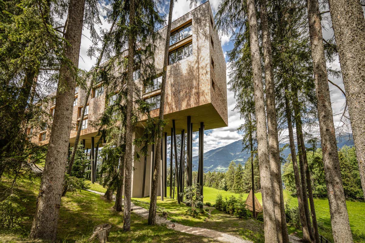 Esplorando l'Italia in bici: nuove mete di lusso tra natura e benessere