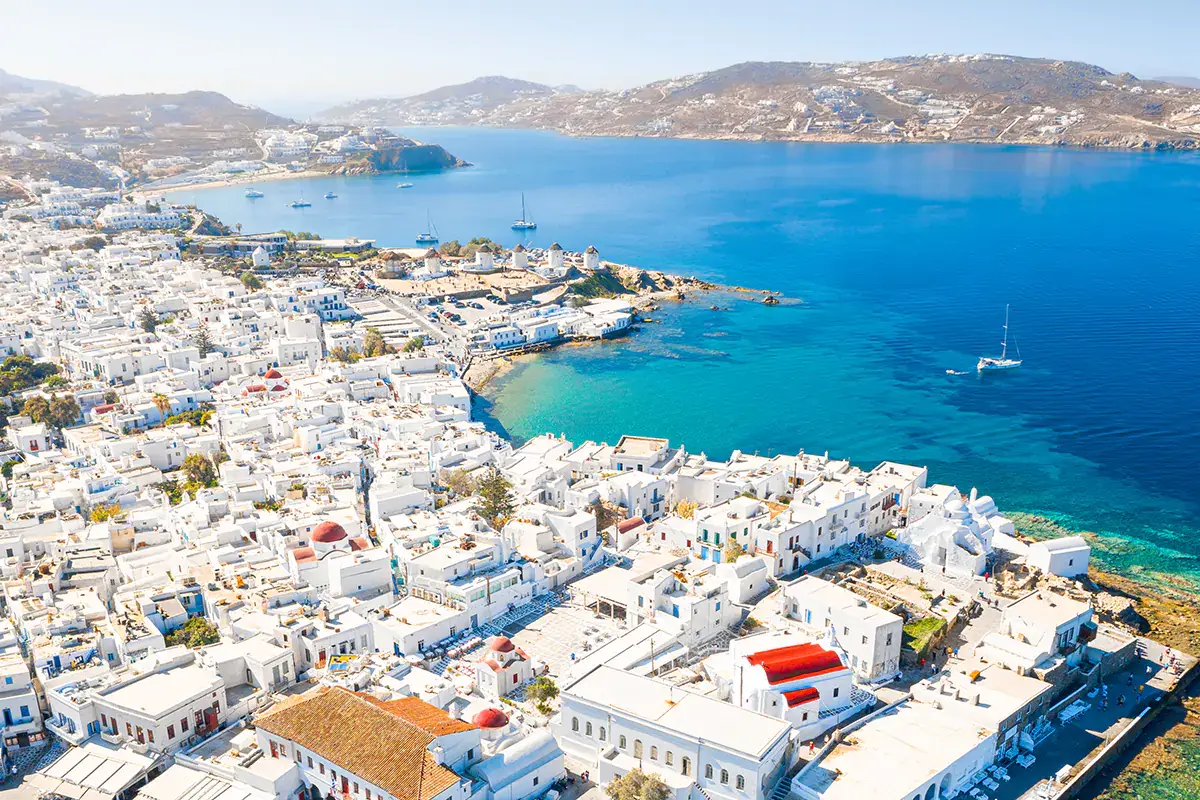 Mykonos vista dall'alto Assembramenti in discoteca e contagi, a Mykonos inviati 186 agenti