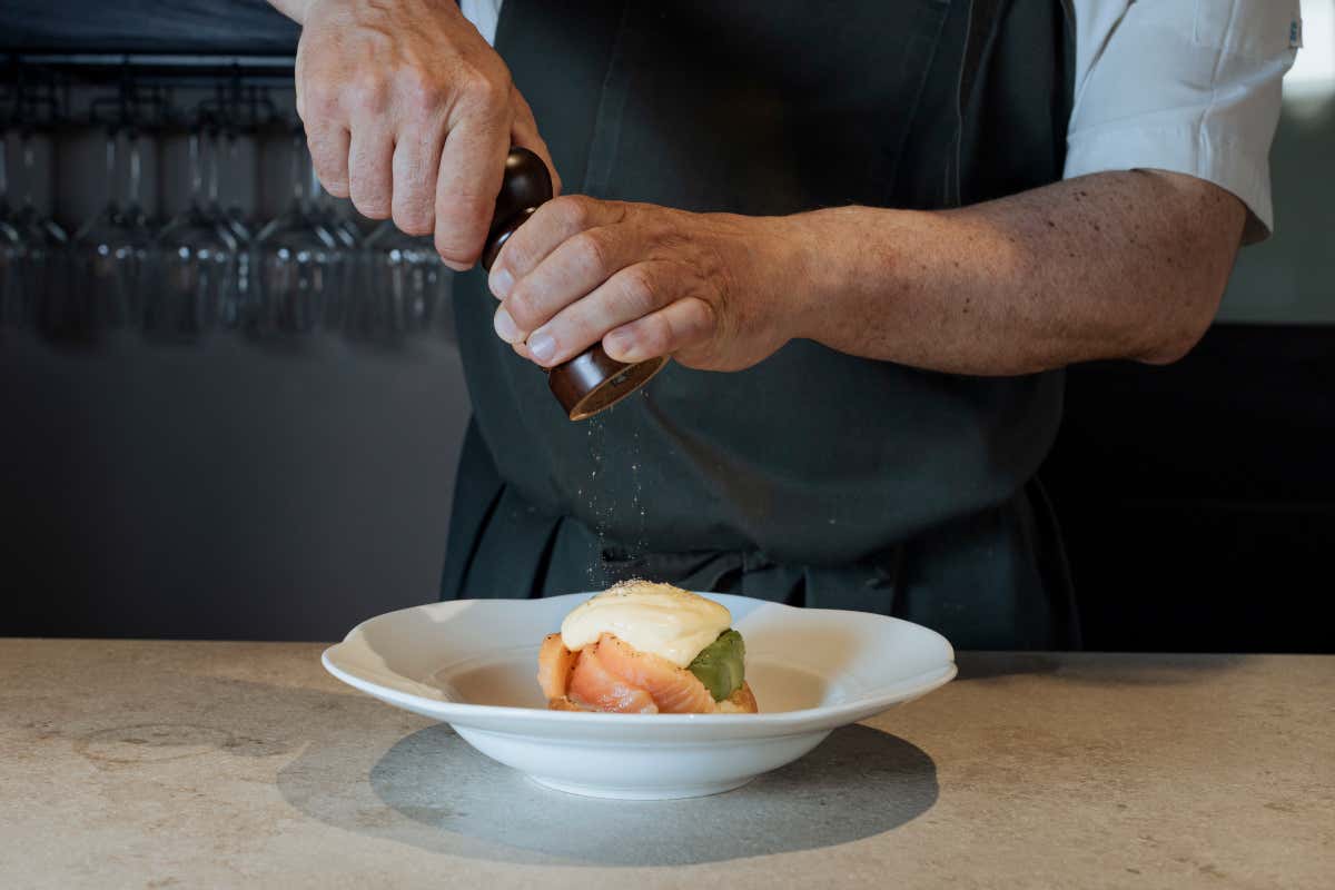 Uova alla benedict con salmone e avocado